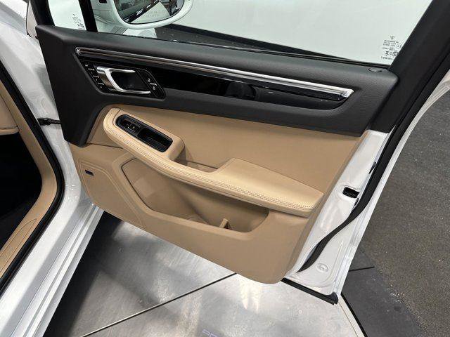 New 2025 Porsche Macan AWD/4WD image 40
