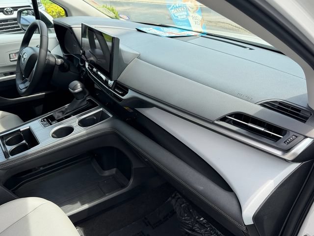 Certified 2026 Toyota Sienna XLE FWD image 18
