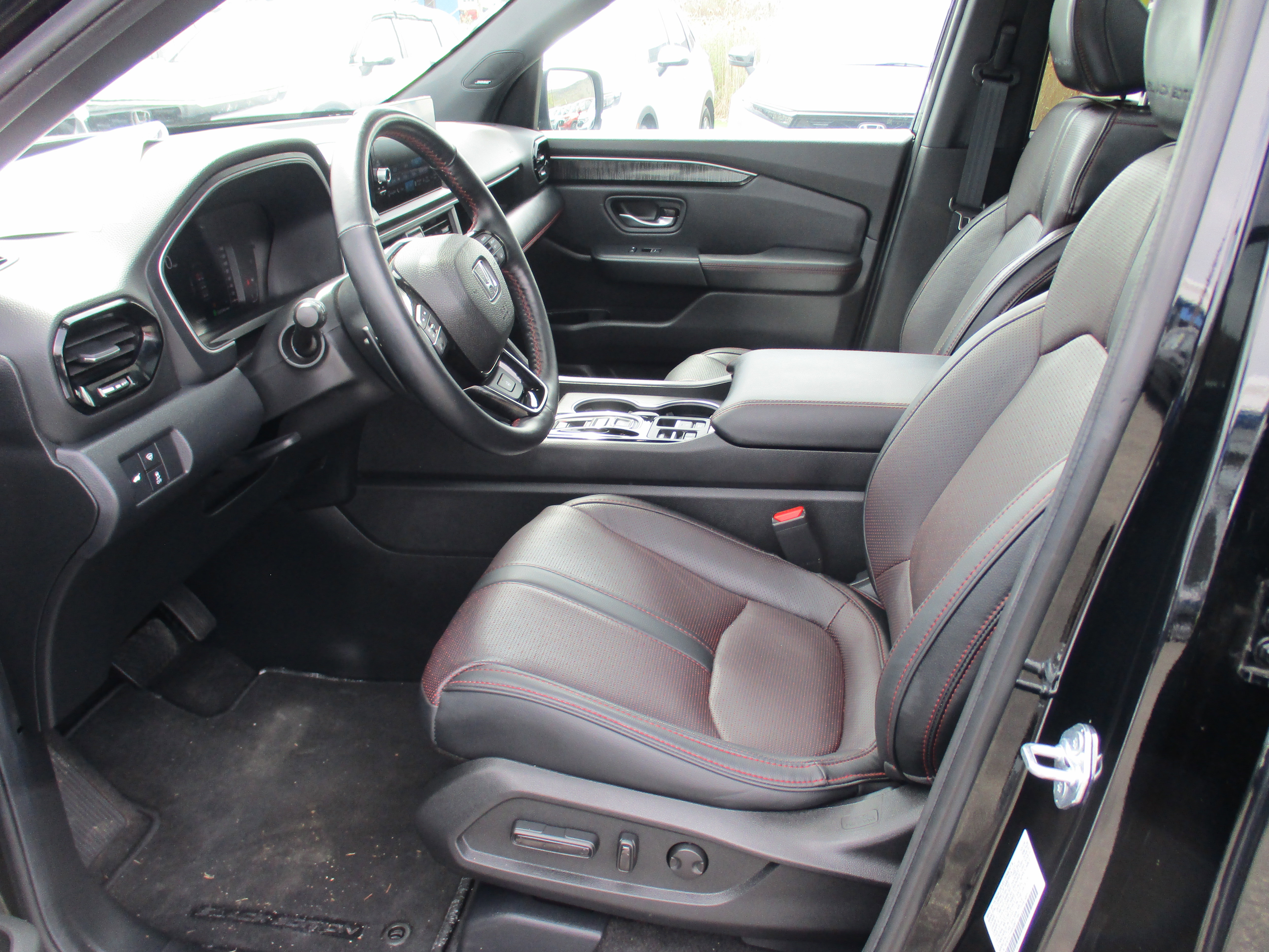 Certified 2025 Honda Pilot Black Edition image 11