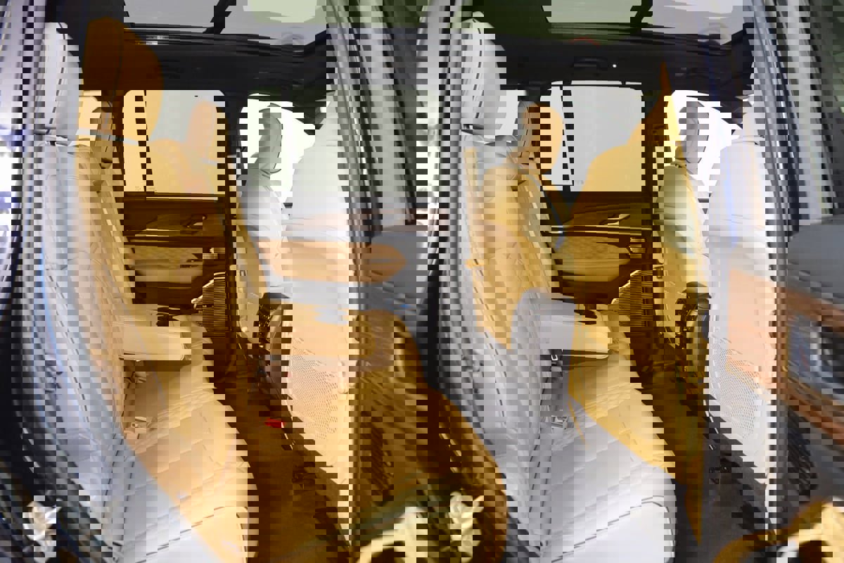 Used 2023 Jeep Grand Cherokee Summit w/ Luxury Tech Group V image 16