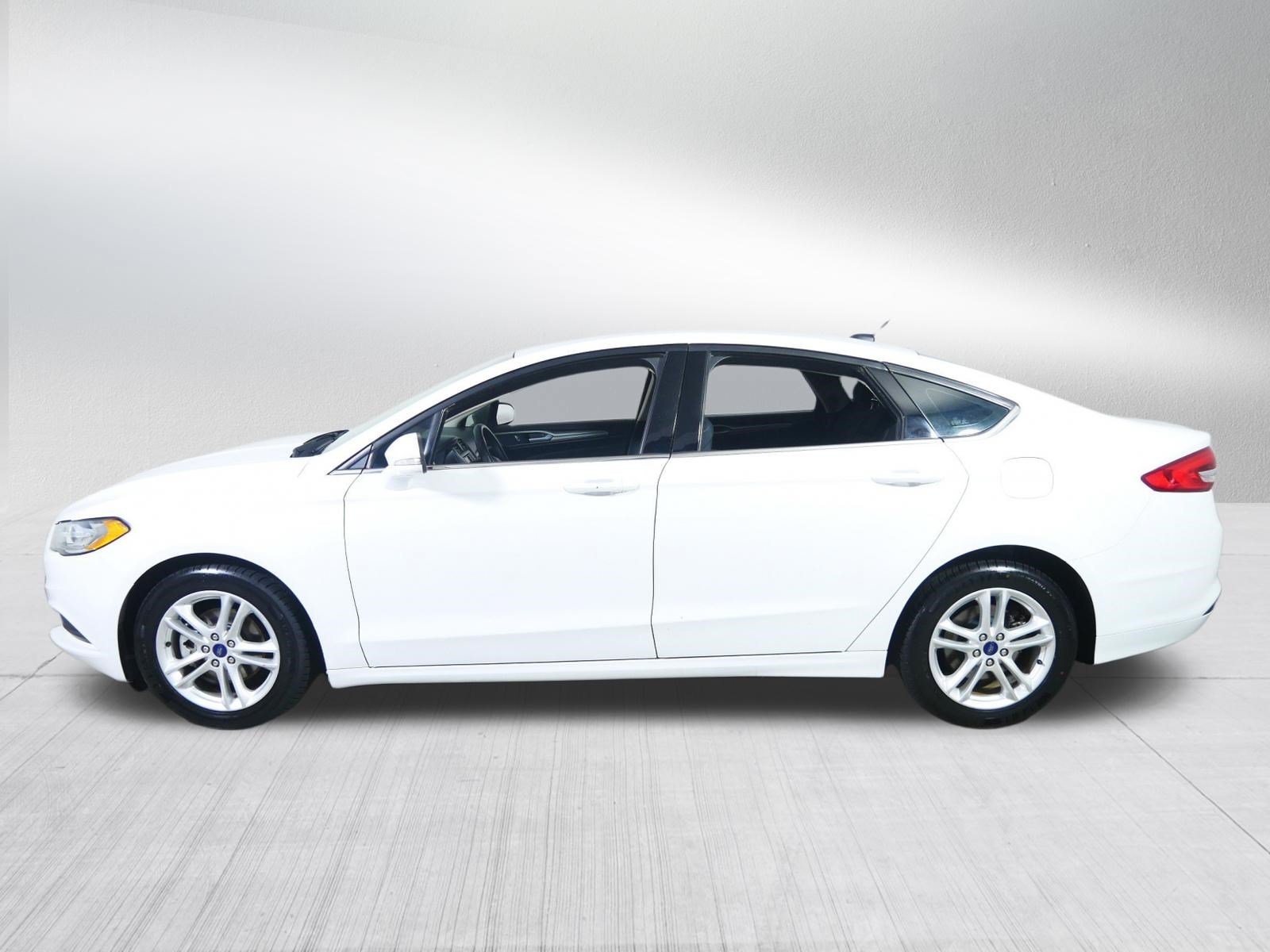 Used 2018 Ford Fusion SE FWD image 4