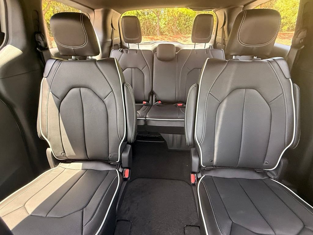 New 2027 Chrysler Pacifica Limited FWD image 25