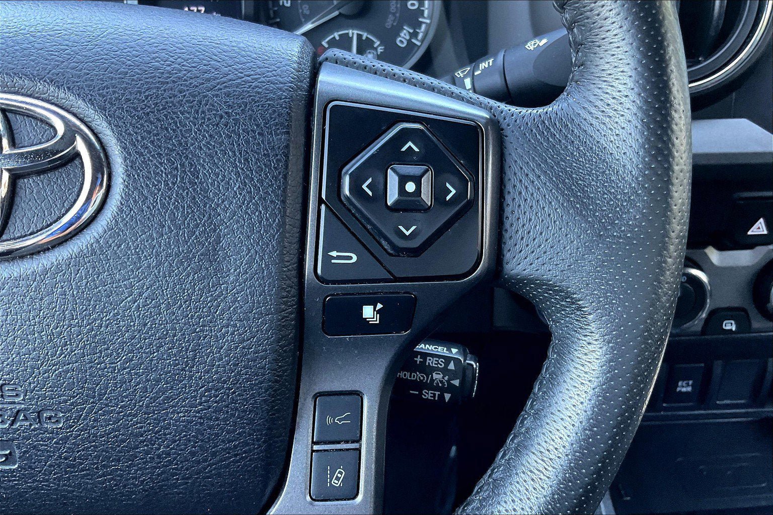 Used 2022 Toyota Tacoma TRD Off-Road AWD/4WD image 18
