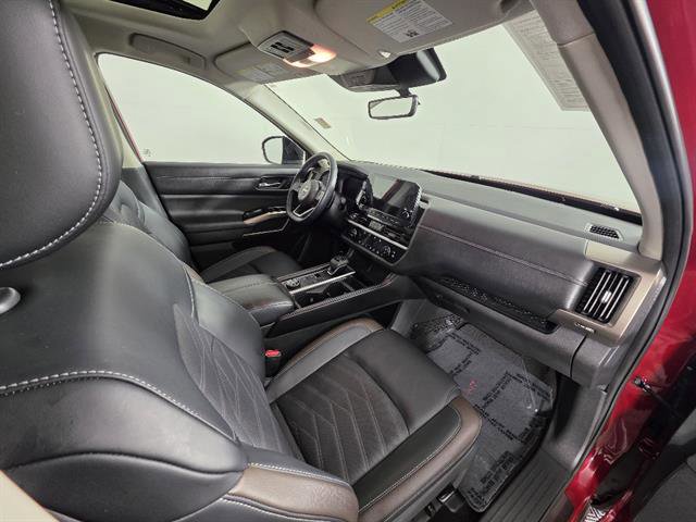 Used 2024 Nissan Pathfinder Platinum w/ Lighting Package (N93) image 15