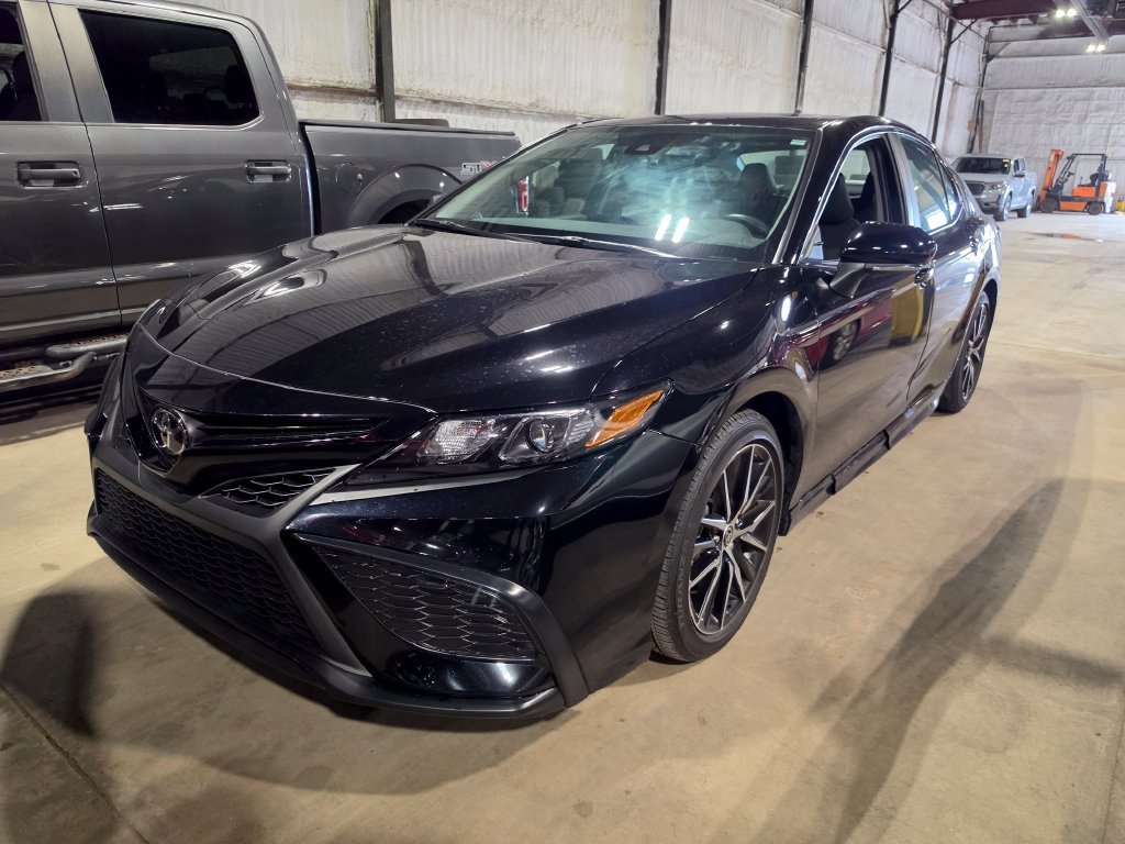 Used 2021 Toyota Camry SE w/ Cold Weather Package FWD image 1