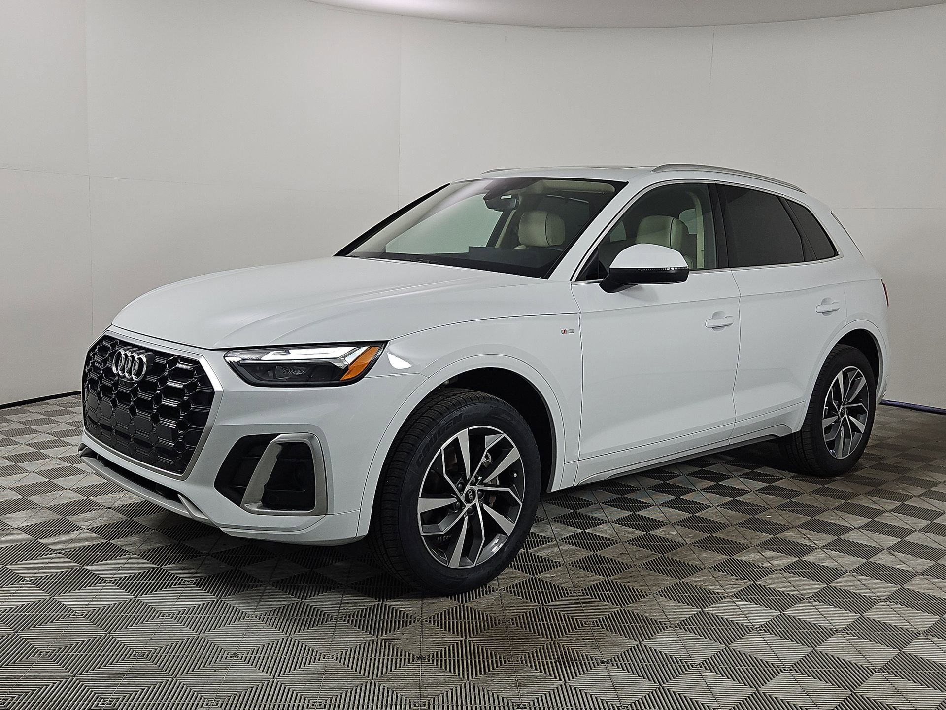 Certified 2023 Audi Q5 2.0T Premium Plus w/ Premium Plus Package image 3