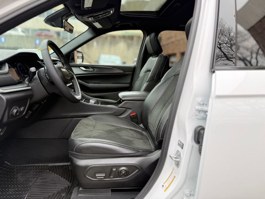 Used 2025 Jeep Grand Cherokee Altitude AWD/4WD image 17