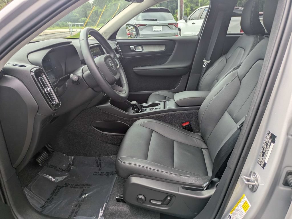 Certified 2025 Volvo XC40 B5 Core AWD/4WD image 21