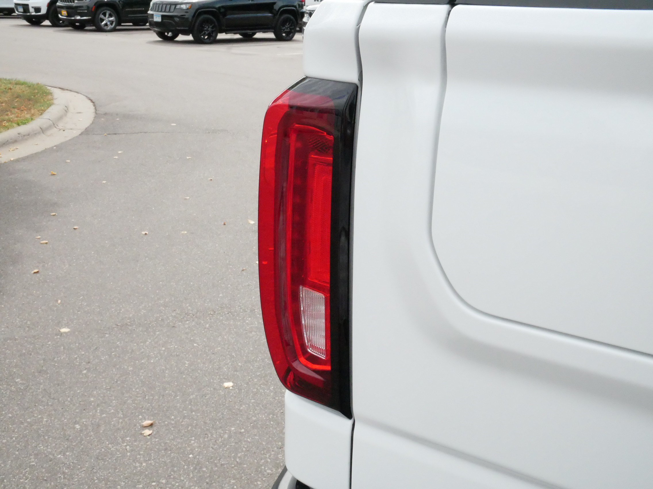 Used 2025 GMC Sierra 1500 SLT w/ SLT Premium Plus Package AWD/4WD image 17
