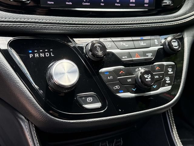 Used 2025 Chrysler Pacifica Limited FWD image 16