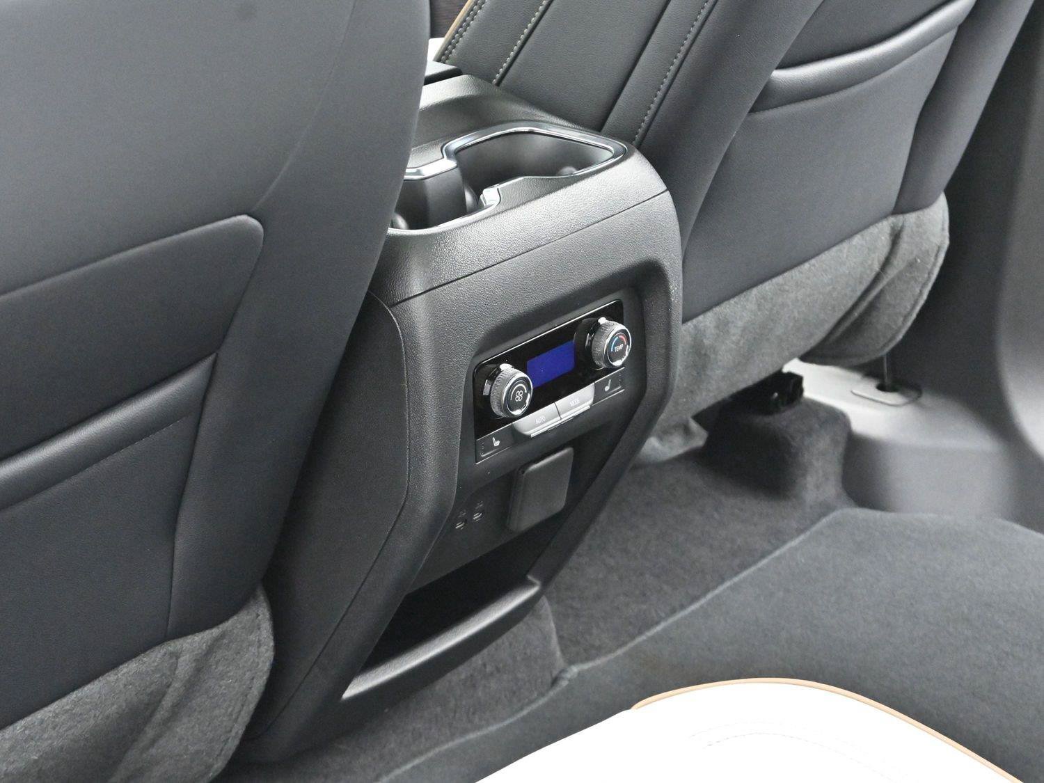 Used 2025 Chevrolet Traverse High Country AWD/4WD image 32