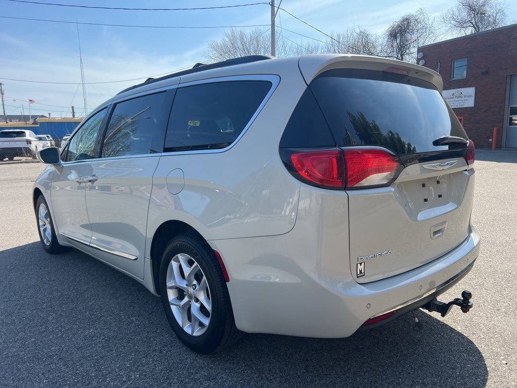 Used 2017 Chrysler Pacifica Touring-L w/ Tire & Wheel Group FWD image 3