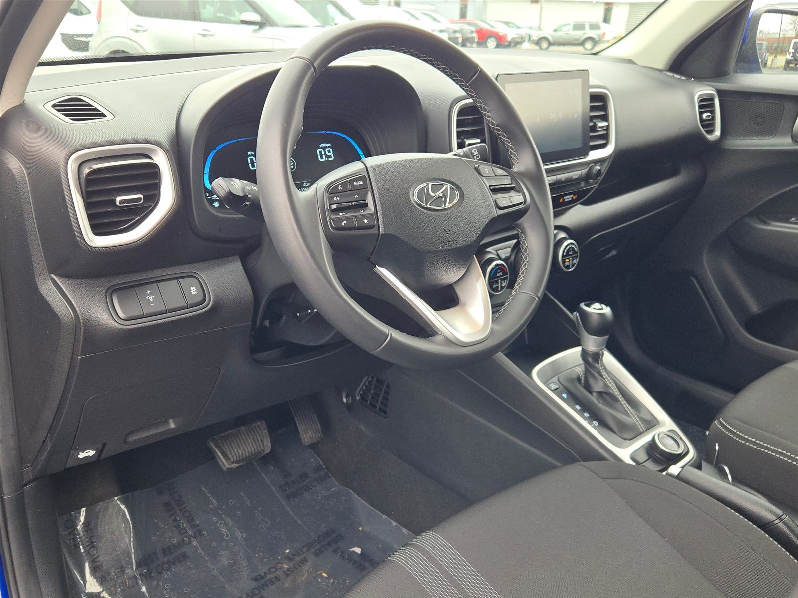 Used 2025 Hyundai Venue SEL image 25