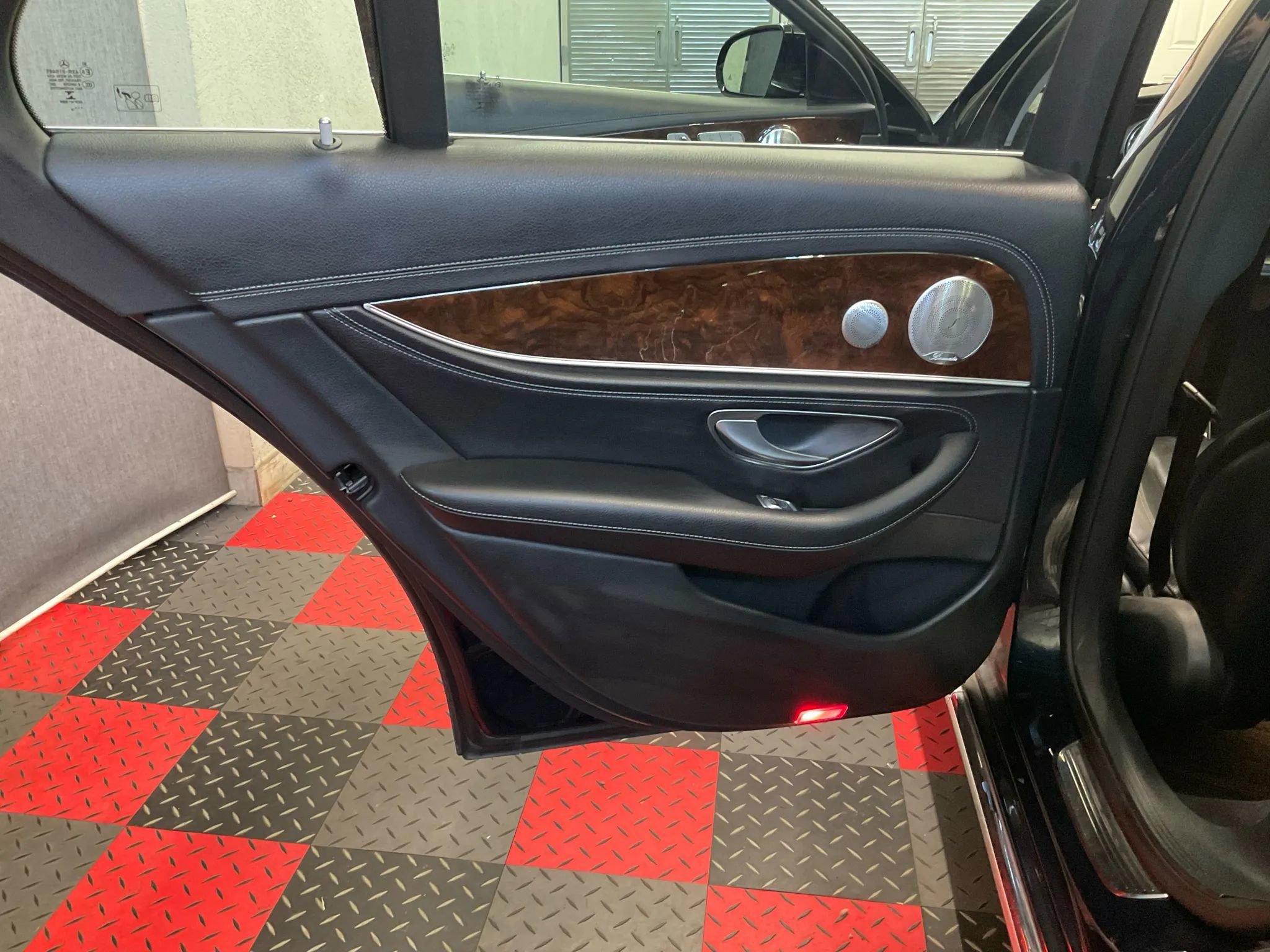 Used 2017 Mercedes-Benz E 300 4MATIC image 8