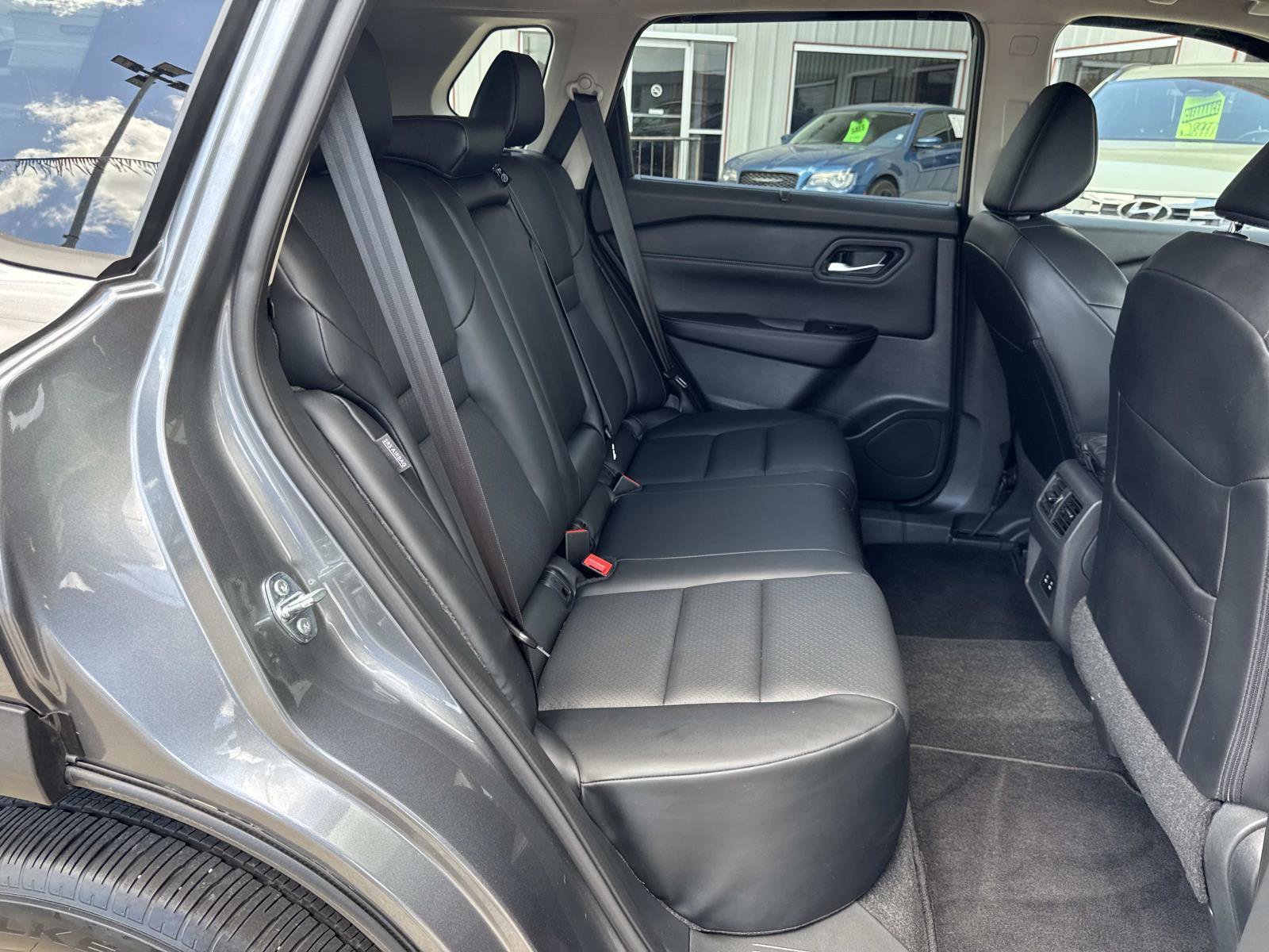 Used 2024 Nissan Rogue SV w/ SV Premium Package image 9