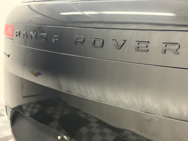 Used 2025 Land Rover Range Rover Sport SE AWD/4WD image 9