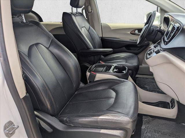 Used 2018 Chrysler Pacifica Touring-L FWD image 20