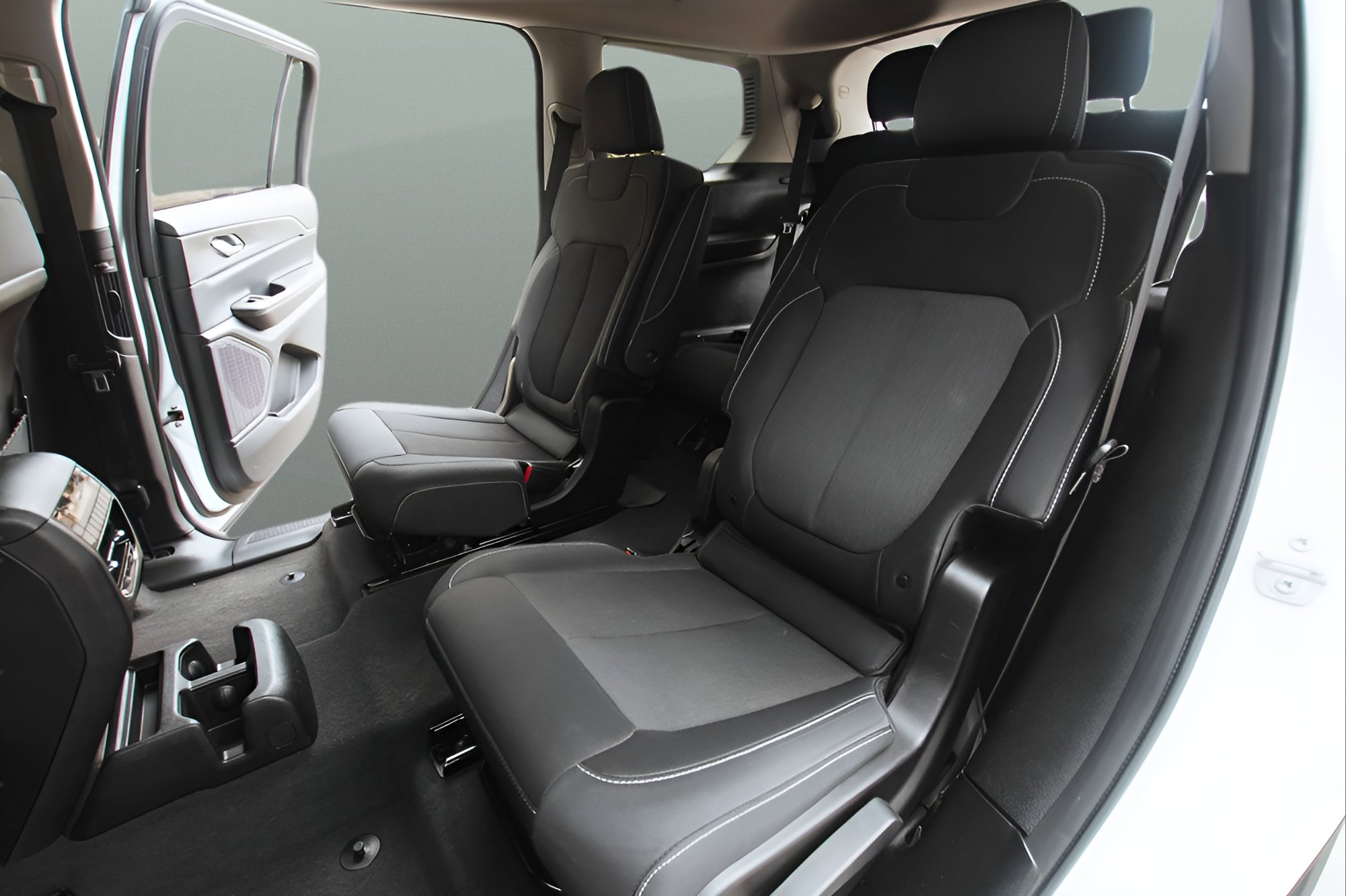 Used 2023 Jeep Grand Cherokee L Laredo AWD/4WD image 23