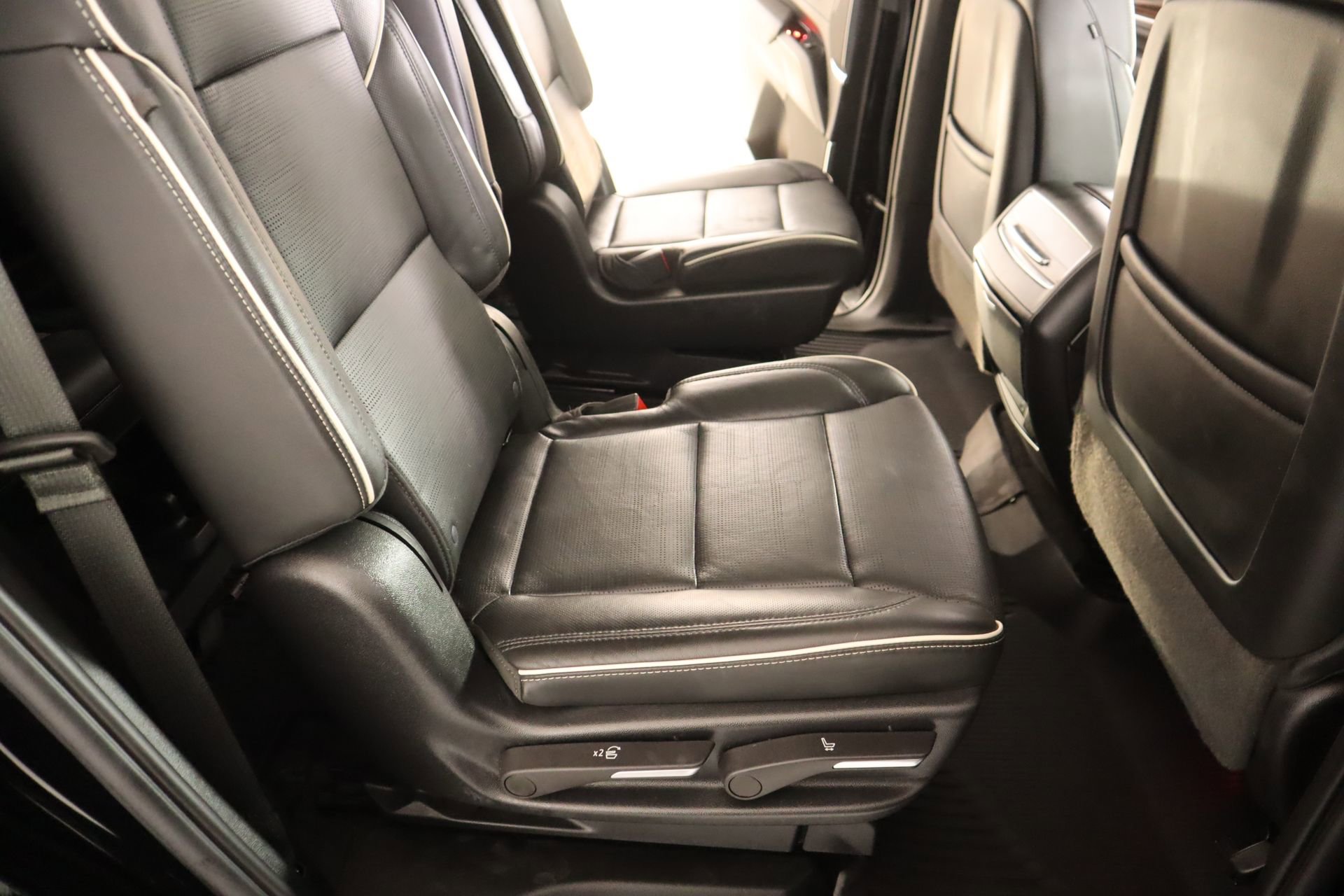 Used 2023 Cadillac Escalade Premium Luxury image 16
