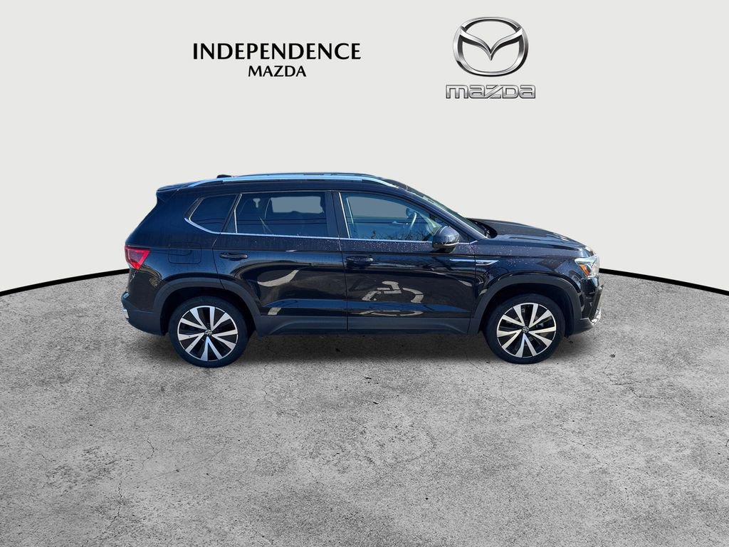 Used 2024 Volkswagen Taos SE image 2