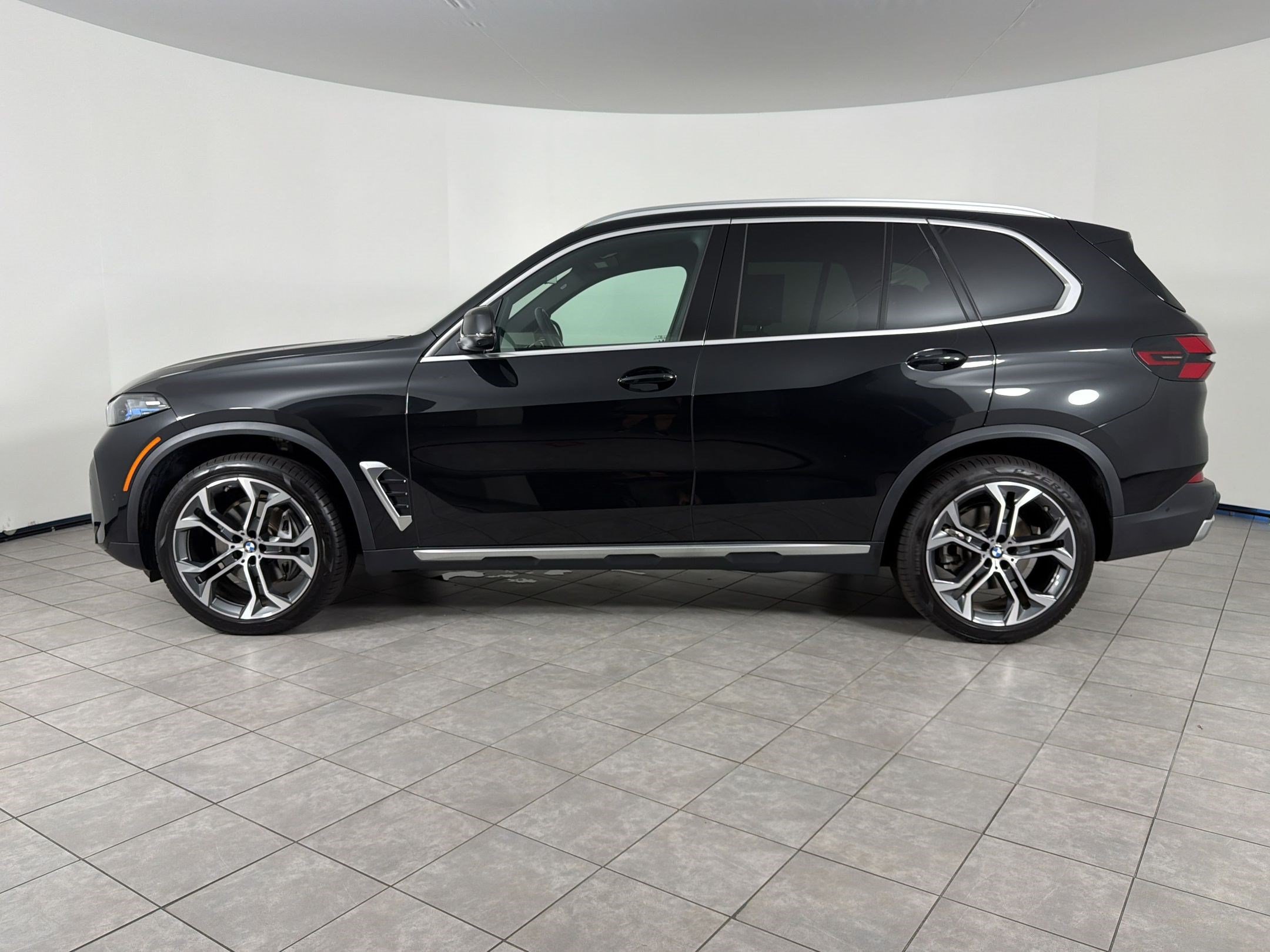 Certified 2026 BMW X5 xDrive40i AWD/4WD image 2