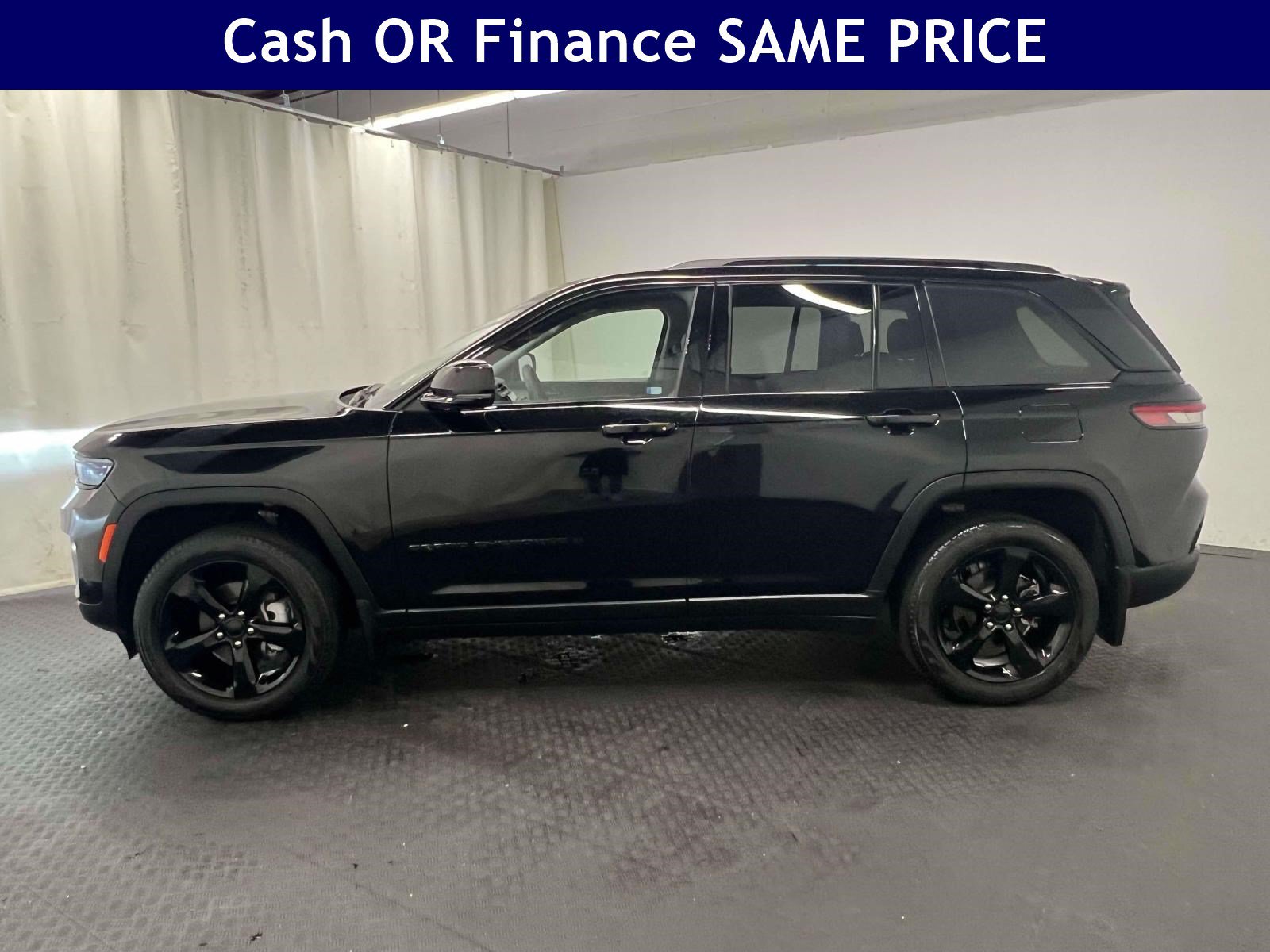 Certified 2023 Jeep Grand Cherokee Limited w/ Black Appearance Package AWD/4WD image 9