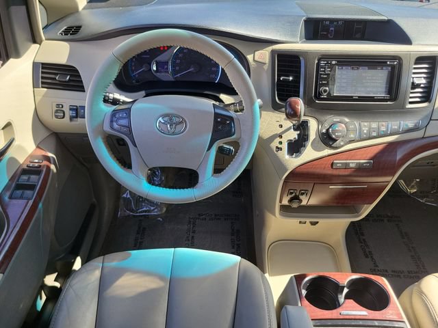 Used 2014 Toyota Sienna XLE FWD image 3