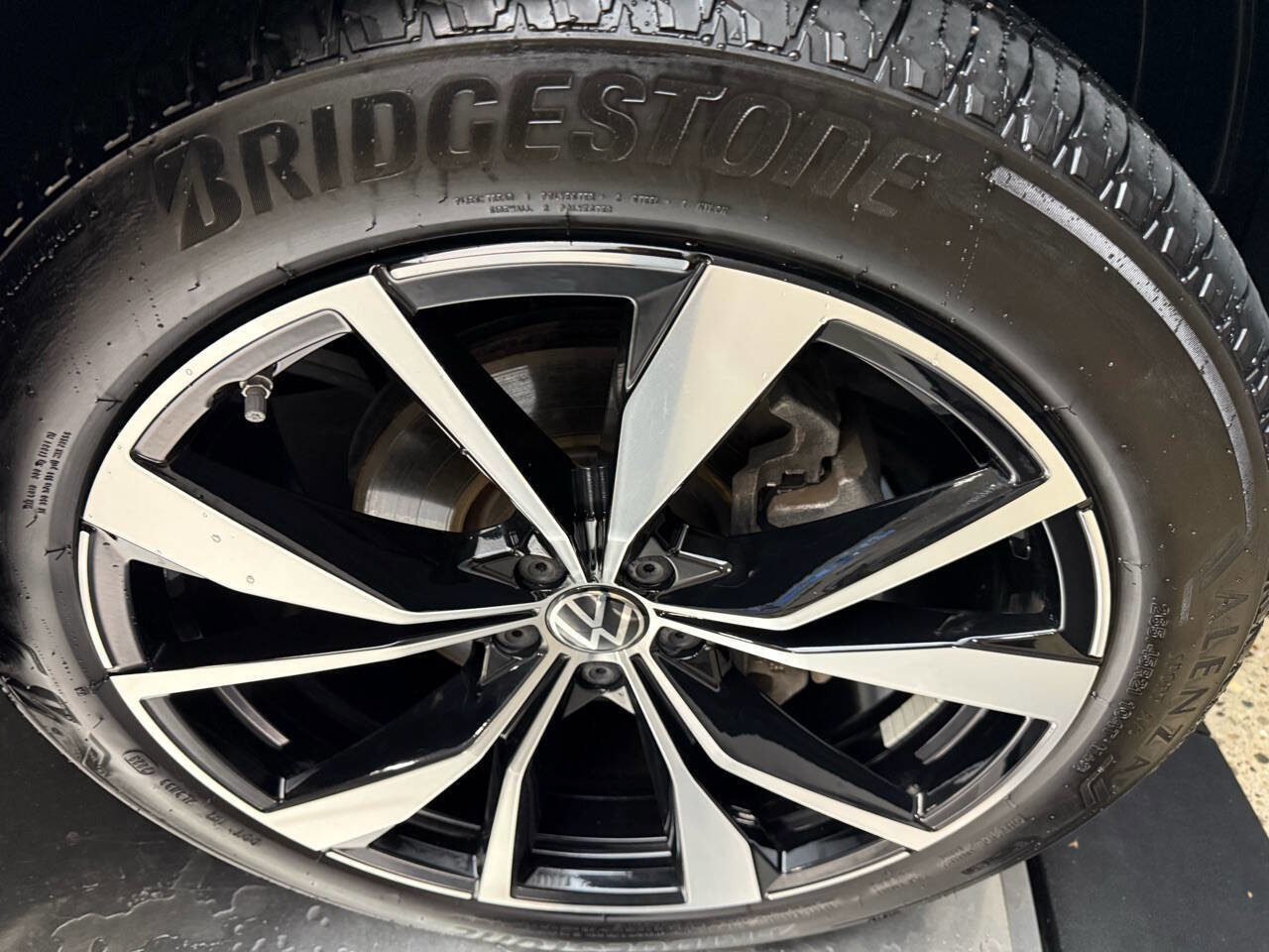 Used 2024 Volkswagen Atlas SEL Premium R-Line image 37