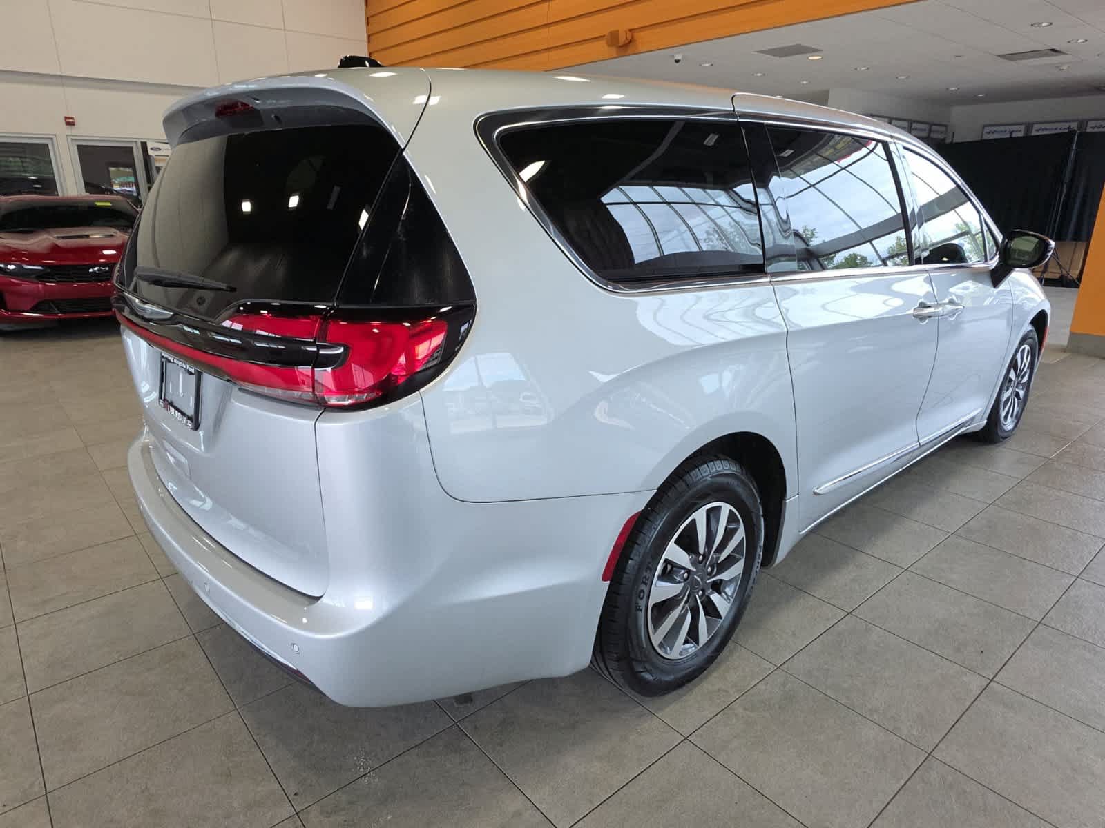 Used 2023 Chrysler Pacifica Limited FWD image 8