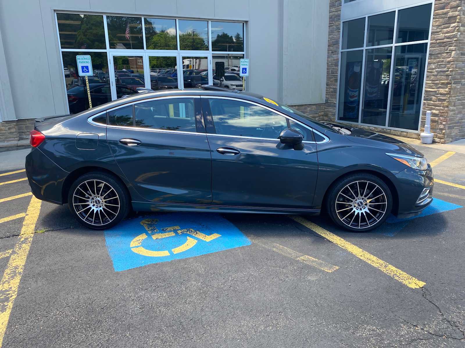 Used 2017 Chevrolet Cruze Premier FWD image 15