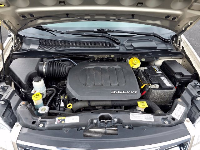 Used 2014 Chrysler Town & Country Touring FWD image 14