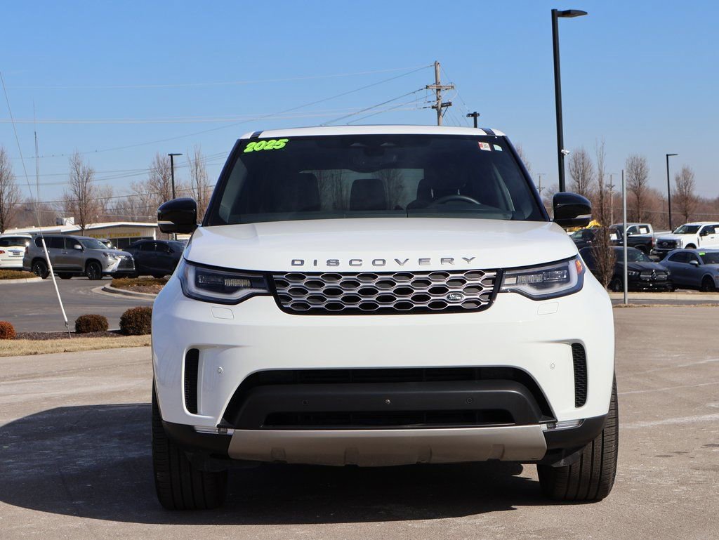 Used 2025 Land Rover Discovery S image 2