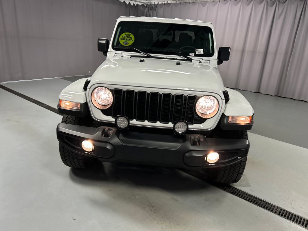 Used 2024 Jeep Gladiator Sport AWD/4WD image 2