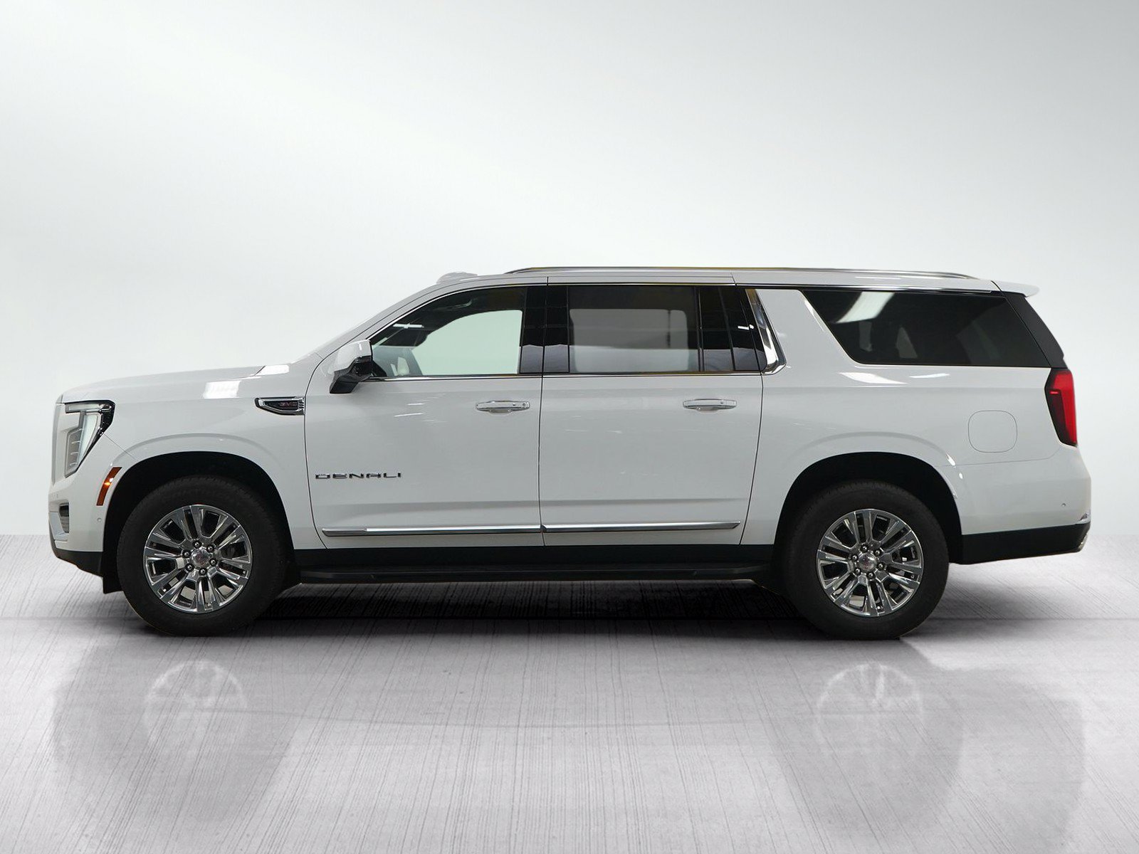 Used 2025 GMC Yukon XL Denali AWD/4WD image 2