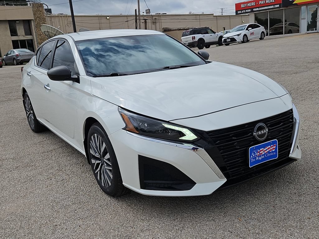 Used 2024 Nissan Altima 2.5 SV FWD image 2
