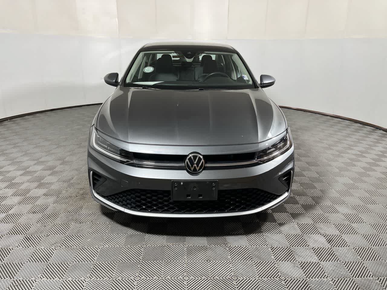 Used 2025 Volkswagen Jetta SE FWD image 3