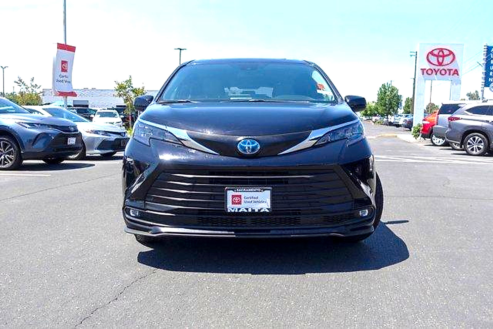 Certified 2025 Toyota Sienna XLE FWD image 3