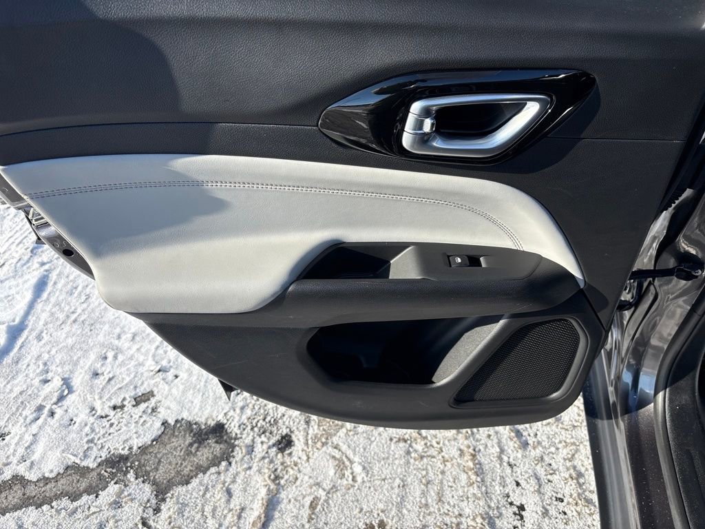 Certified 2023 Jeep Compass Limited image 28