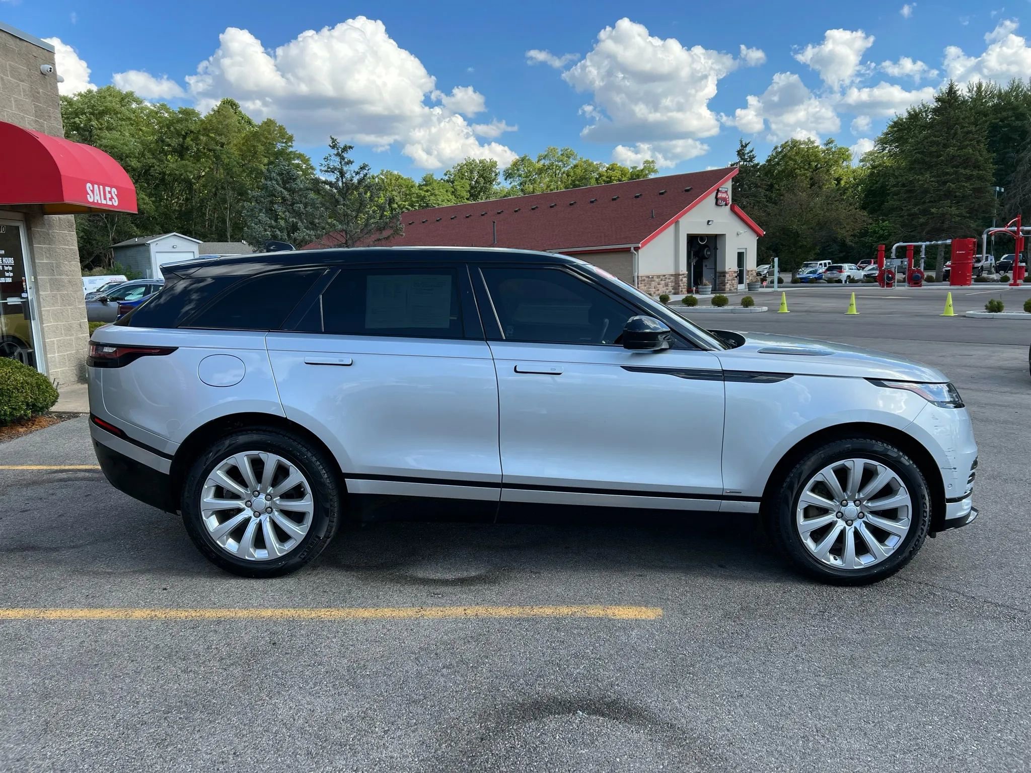 Used 2018 Land Rover Range Rover Velar R-Dynamic SE image 4