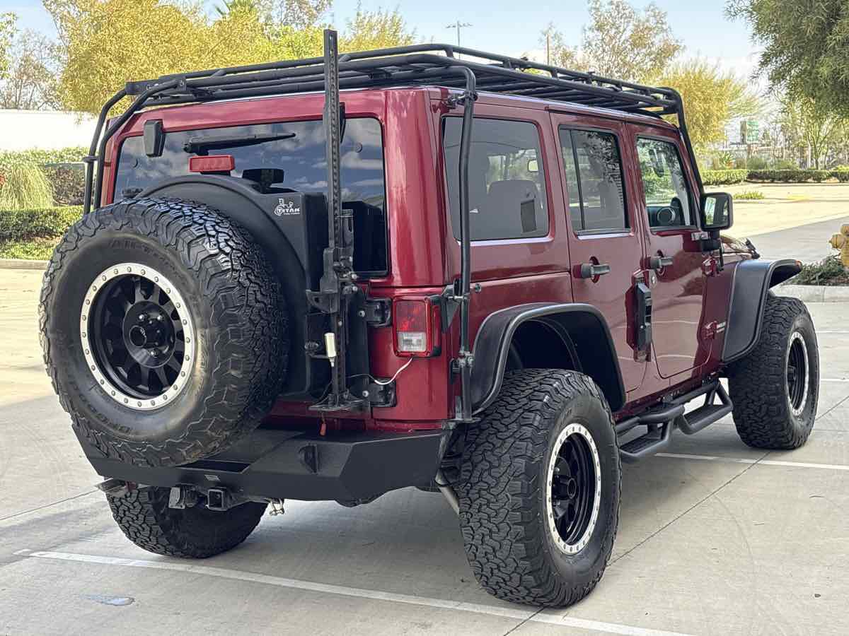 Used 2013 Jeep Wrangler Unlimited Rubicon w/ Connectivity Group AWD/4WD image 3