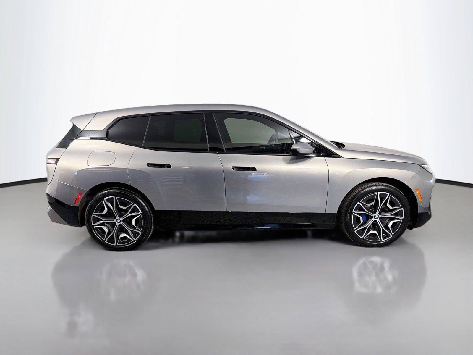 Used 2024 BMW iX xDrive50 w/ Premium Package AWD/4WD image 5