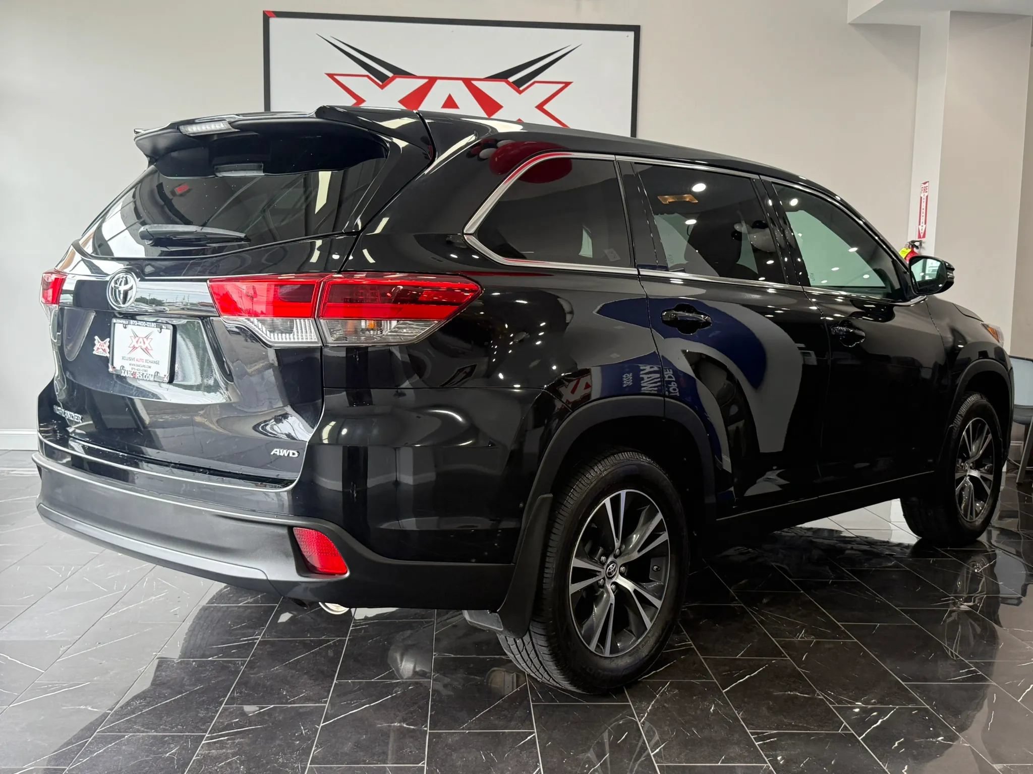 Used 2019 Toyota Highlander LE AWD/4WD image 6