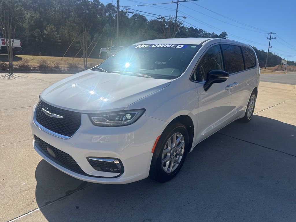 Used 2024 Chrysler Pacifica Touring-L image 11