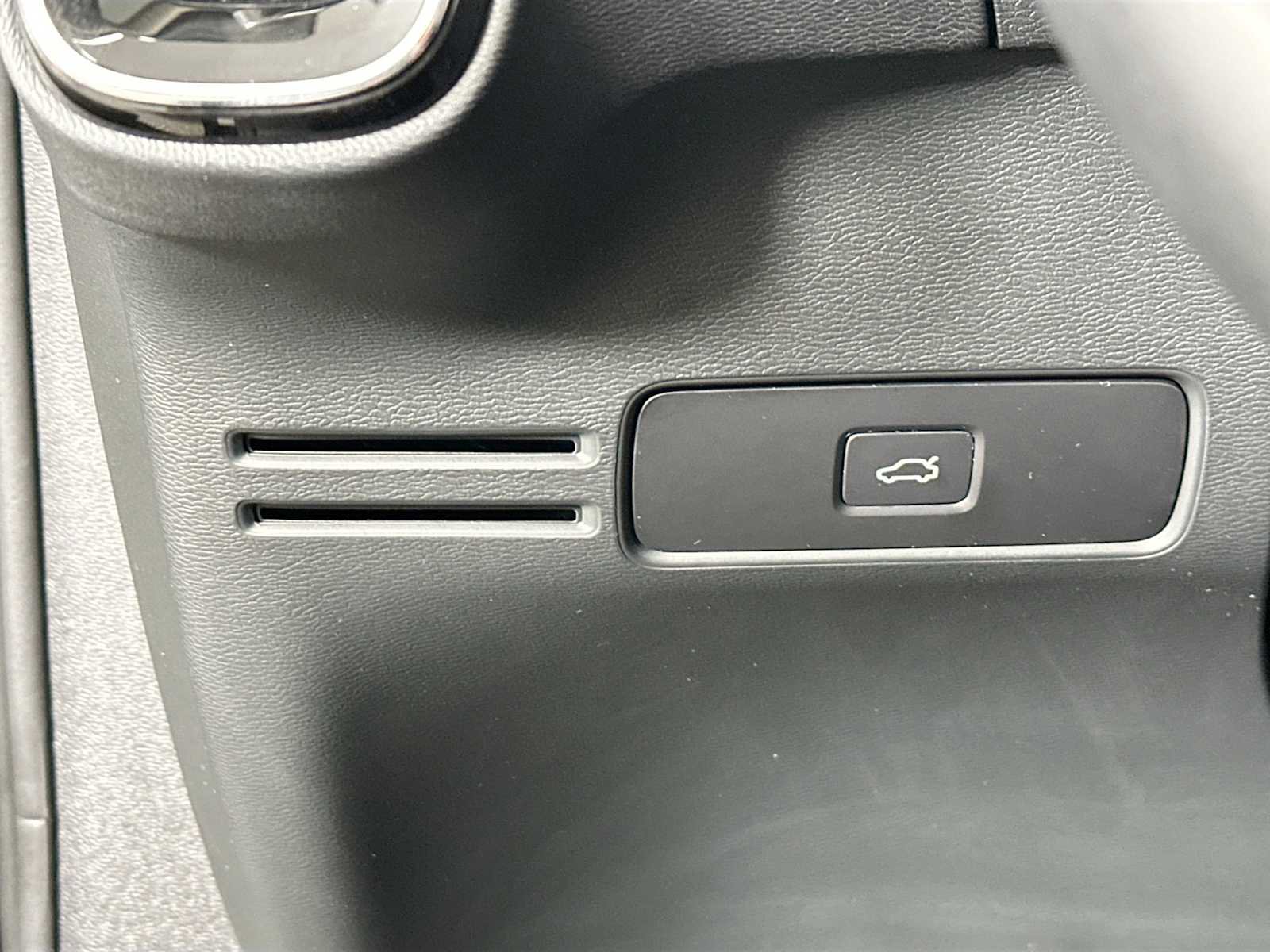 Used 2025 Volvo XC40 B5 Core w/ Protection Package Premier image 10