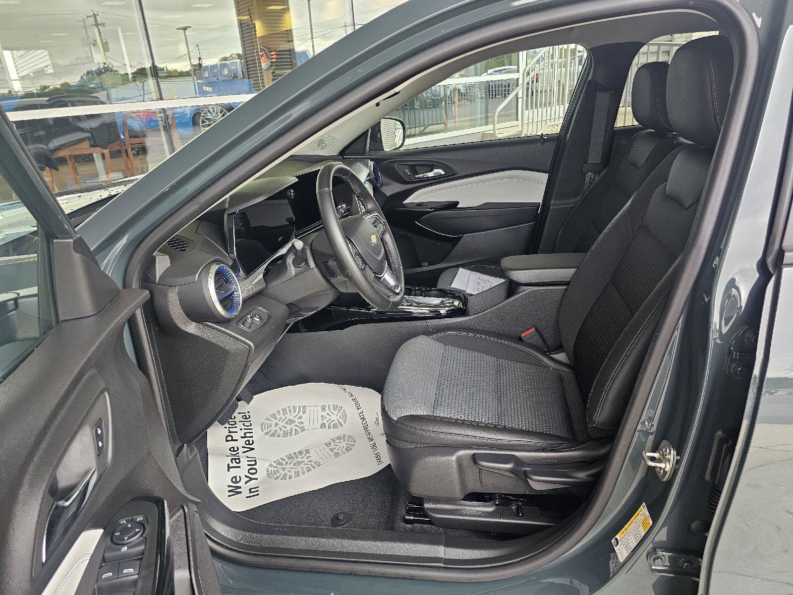 Used 2025 Chevrolet Trax LT w/ LT Convenience Package FWD image 19