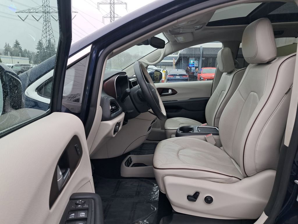 Used 2017 Chrysler Pacifica Limited image 11