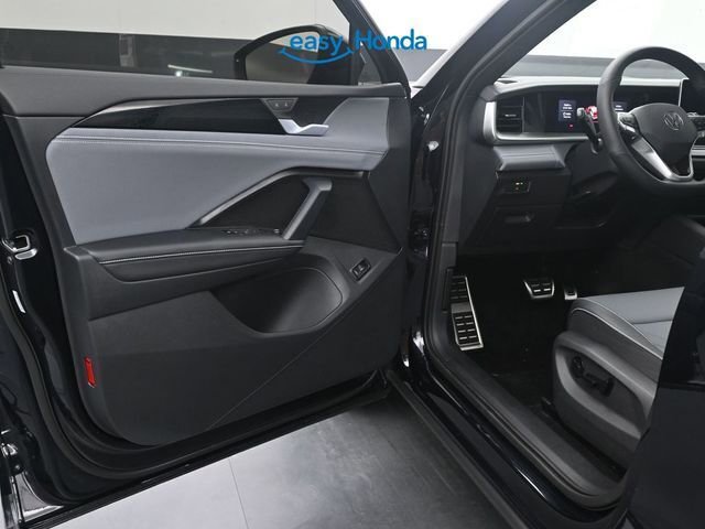 Used 2026 Volkswagen Tiguan SE R-Line image 17