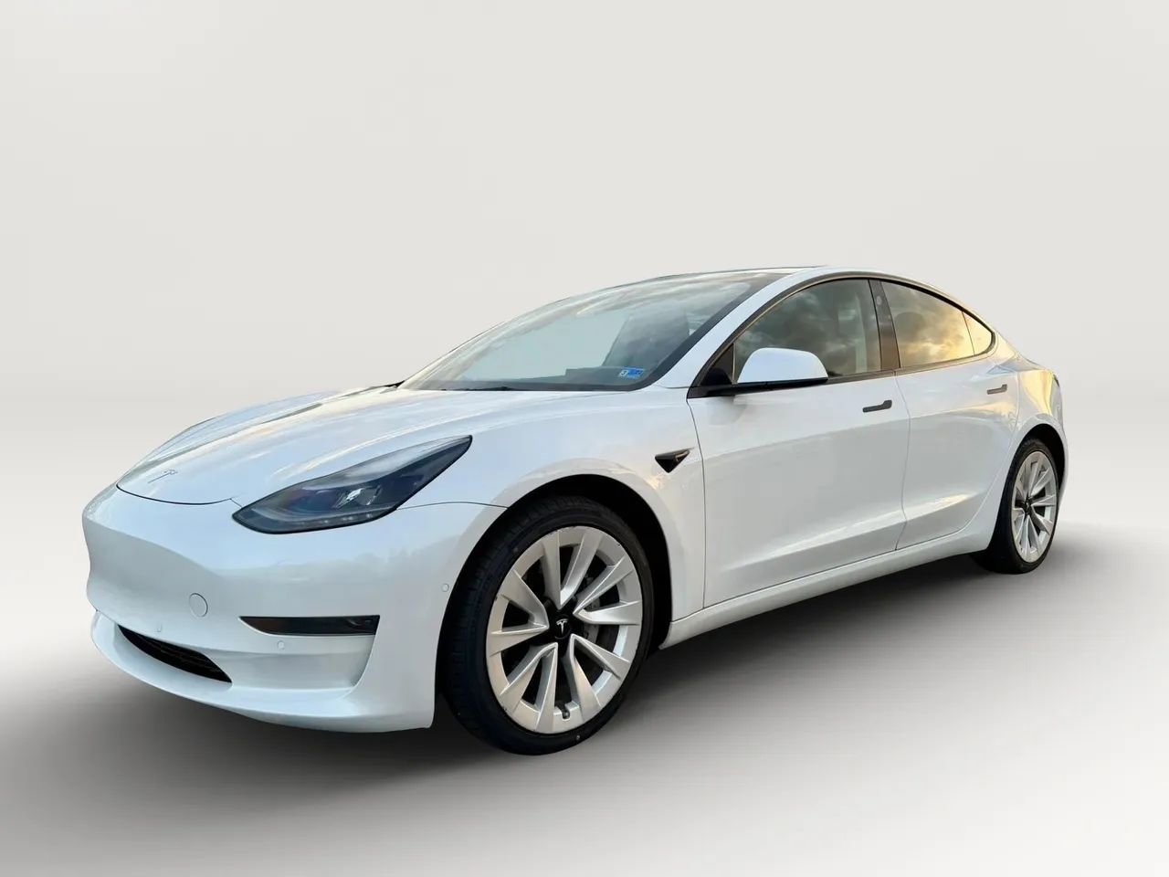 Used 2022 Tesla Model 3 Standard Range image 3