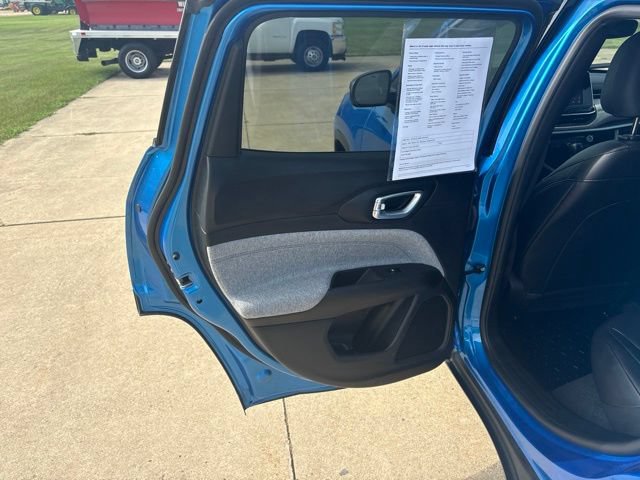 Used 2025 Jeep Compass Latitude AWD/4WD image 16