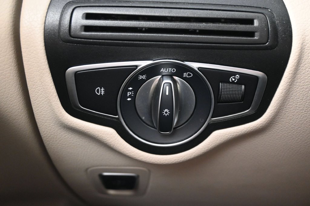 Used 2022 Mercedes-Benz GLC 300 w/ Premium Package Lite image 22